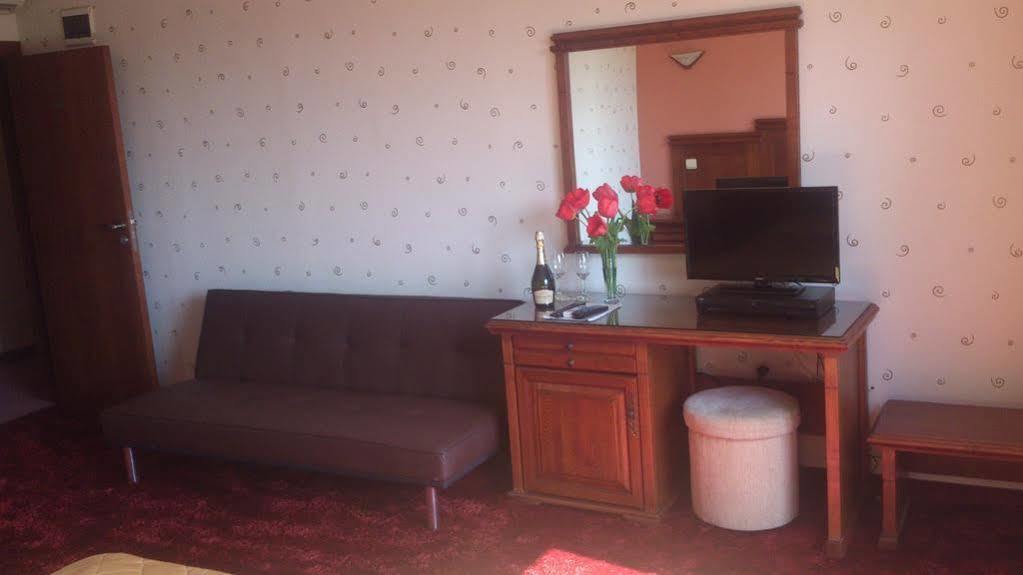 Boliari Hotel เวลีคอเทอร์โนโว ภายนอก รูปภาพ